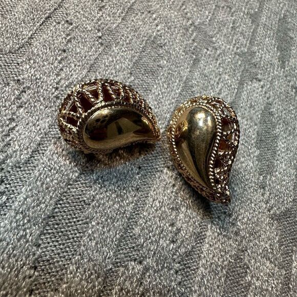 Vintage Avon Gold Tone Paisley Stud Earrings Retro Style - Picture 2 of 4
